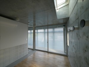 アーキスタジオオリジナルのパッシブデザイン（太陽を集めるアトリウムと空気循環システム　）部屋は、ぺガラスの2重サッシで解放感がある上、十分な断熱性能を有する。