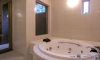 石貼り調コンクリートパネルのRC外断熱工法の別荘-在来浴室